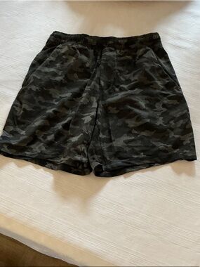 lululemon athletica Men's Dark Camo Athletic Shorts - Black/Gray